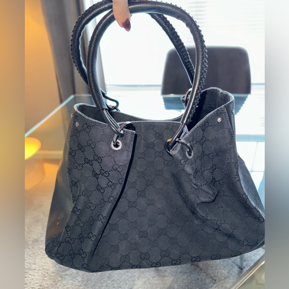 100% Auth. Gucci GG Canvas Tote!